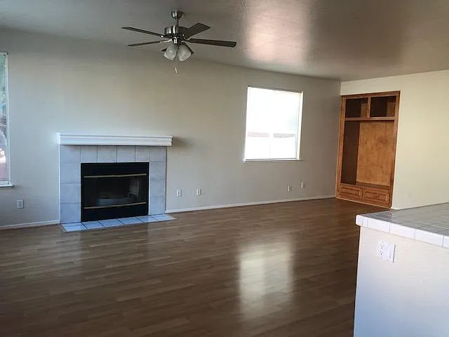 4 bed, 1993 sqft, $2,895 — Photo 4