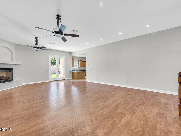 4213 E Edgemont Ave — Photo 6