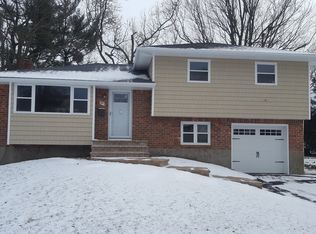 89 Plymouth Rd, Plainview, NY 11803