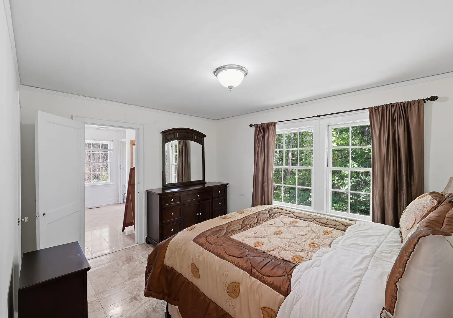Fully Furnished 3BR Retreat Near Uptown All Utilities Included! — Photo 3