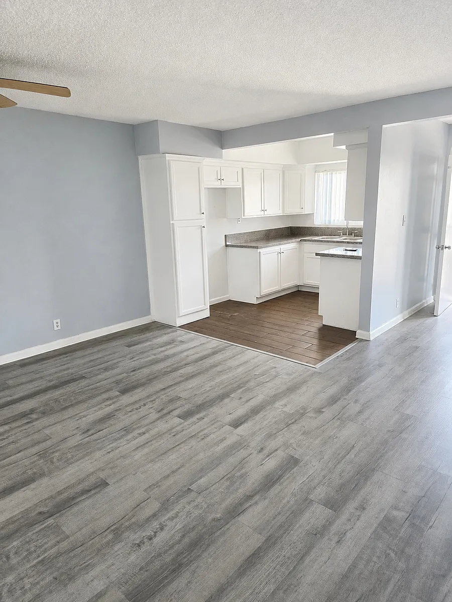 Building Photo - 12623 Columbia Way #7