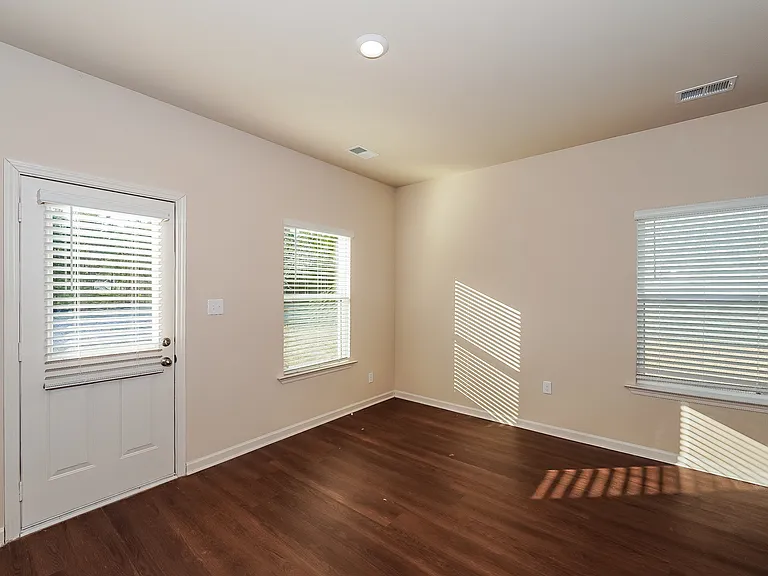 430 Clover Cir — Photo 3