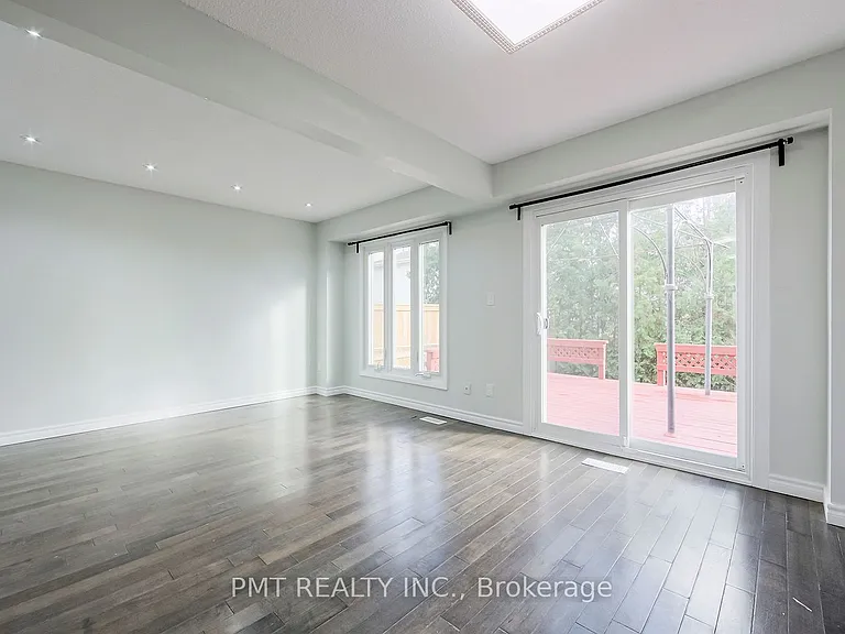 26 Granada Cres — Photo 17