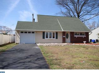 35 Iris Rd, Levittown, PA 19057