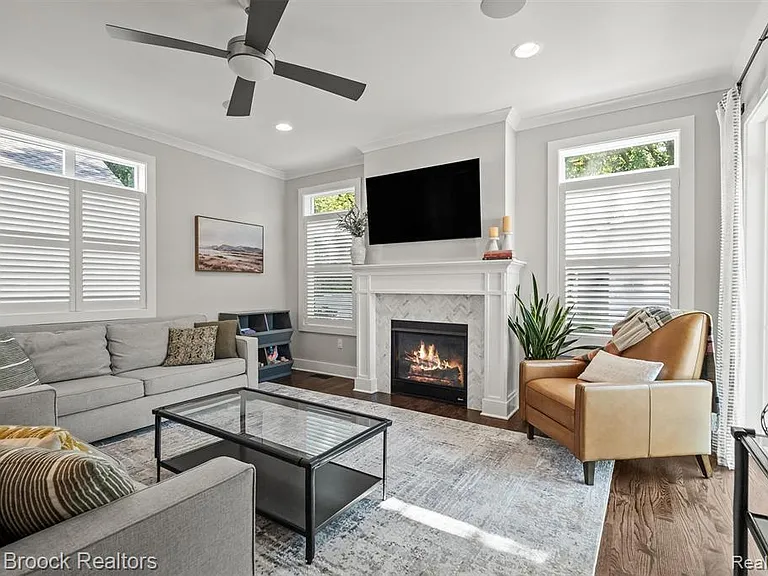 402 N Alexander Ave — Photo 2