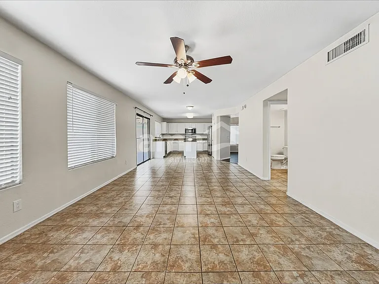 2015 E Daley Ln — Photo 6