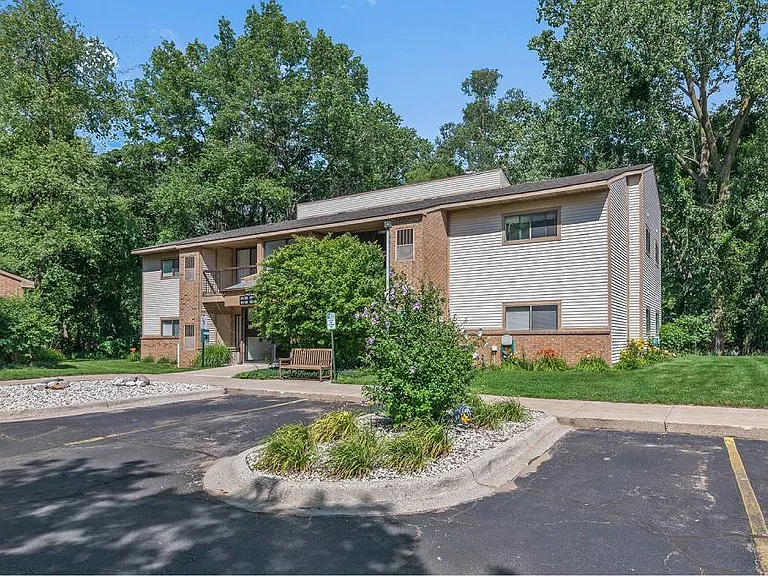 Pine Creek Apartments — Photo 24