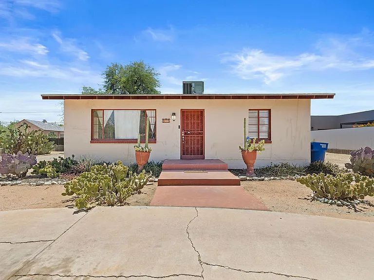 1536 E Waverly St — Photo 1