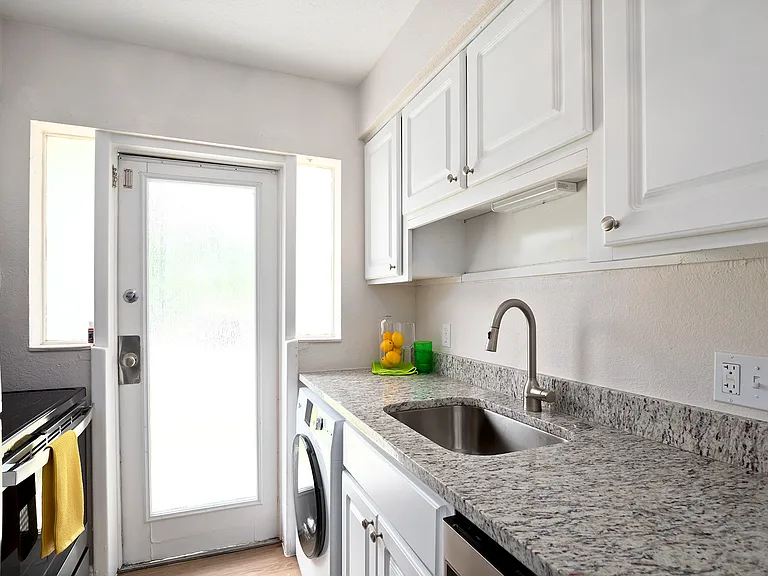 200 S Lucerne Cir E #5 — Photo 2