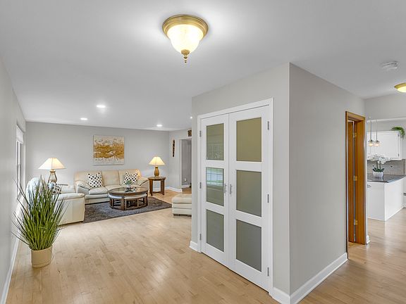 5th image of 76 Foxboro Ln