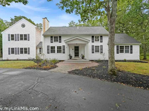 39 Iron Hill Rd, Oak Bluffs, MA 02557