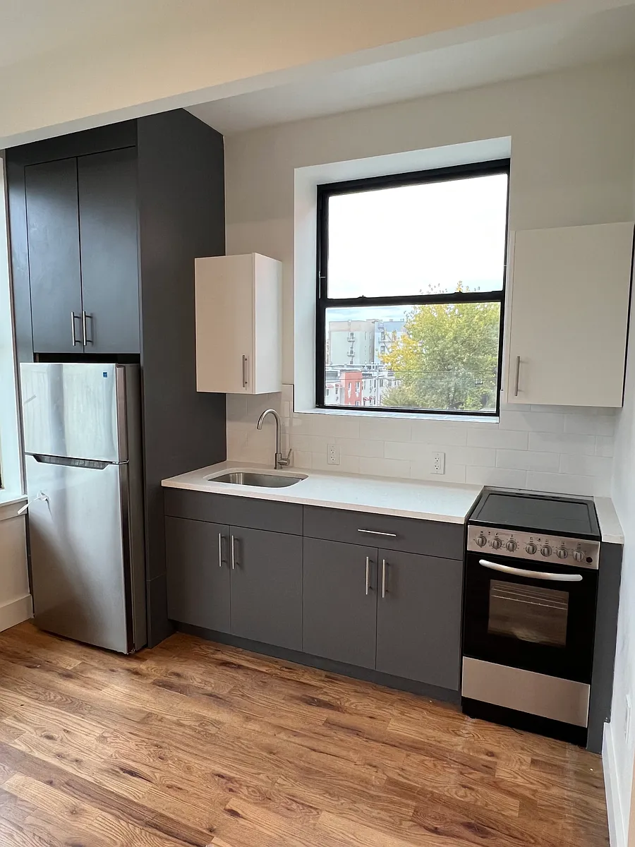 Building Photo - 1352 Franklin Ave #3