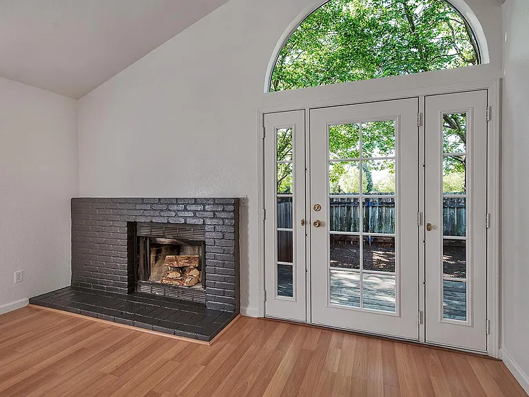 828 Bond Pl — Photo 8