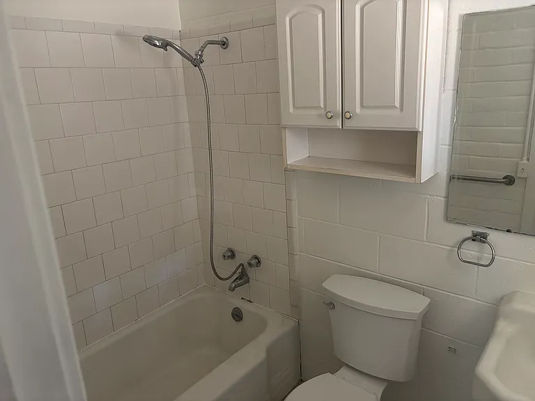 Laurel Ave — Photo 7