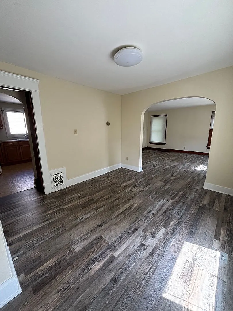 223 East Ave — Photo 3