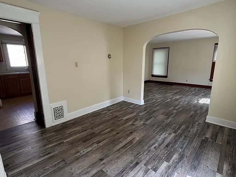 223 East Ave — Photo 3