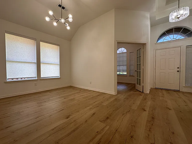 8393 Davis Dr — Photo 2