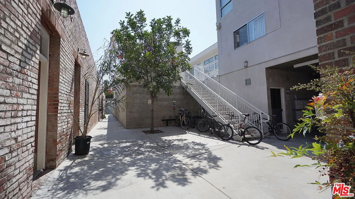 Building Photo - 922 W 23rd St #103