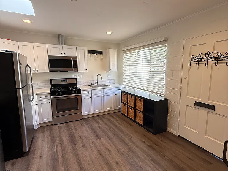 324 E Carrillo St #B — Photo 6