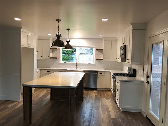 3rd image of 1718 W Kaweah Ave