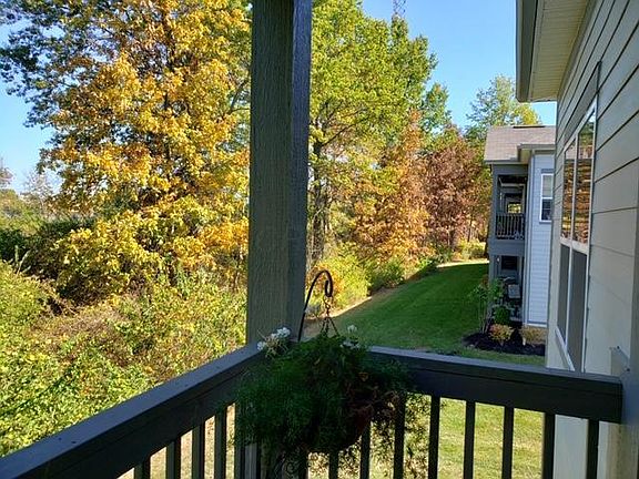 5th image of 555 Wintergreen Way