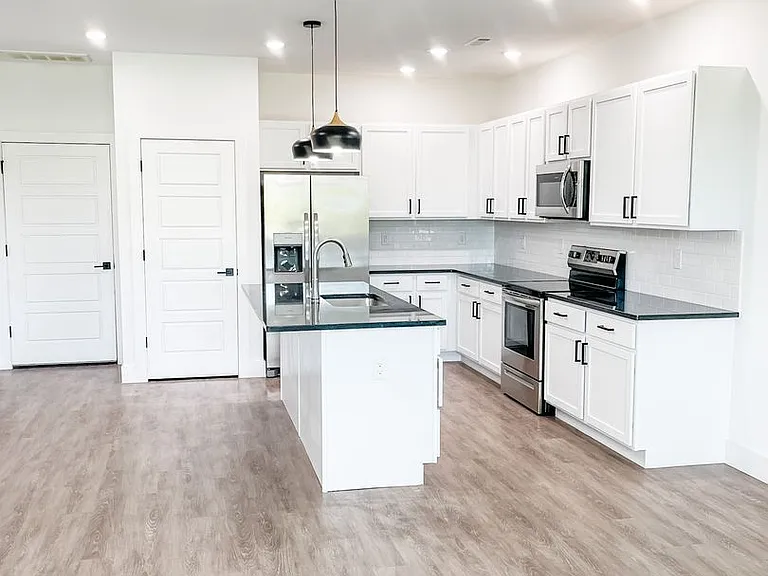 3200 SW 2nd St — Photo 27