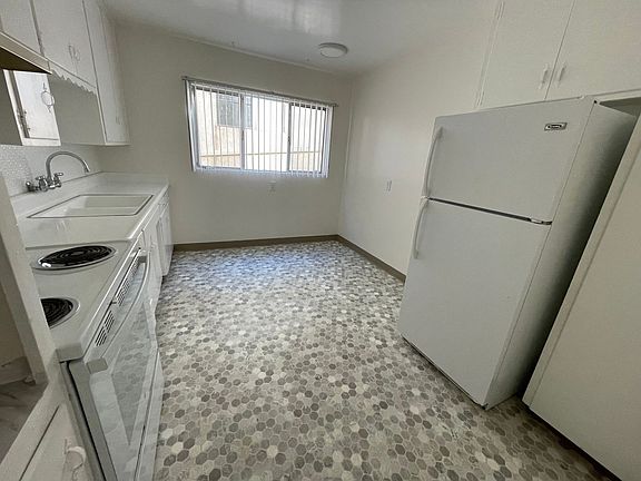 4th image of 4363-4367.5 Mentone St #4365