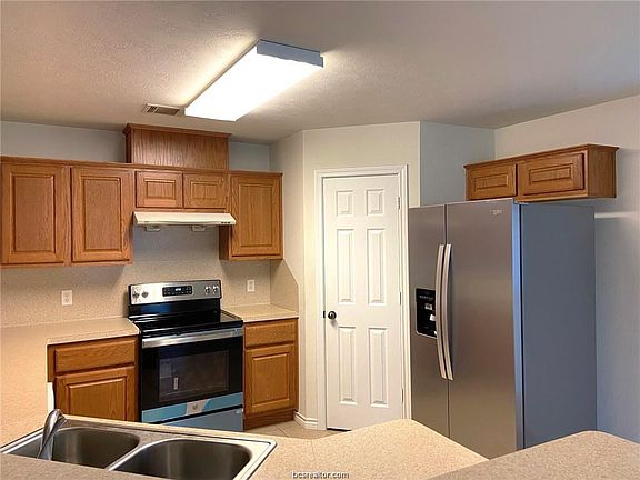 3rd image of 904 Ladove Dr