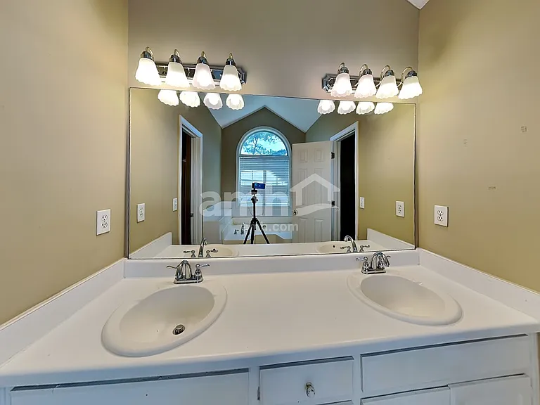 620 Claredon Ct — Photo 15