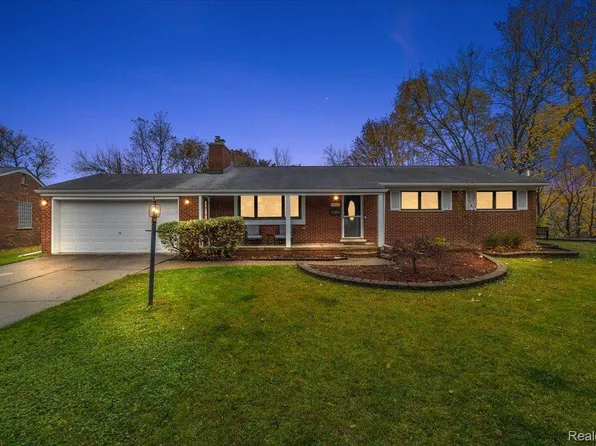 24119 Saint Mary Ct, Farmington, MI 48336