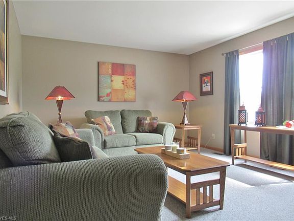 4th image of 979 Meadowlark Ln