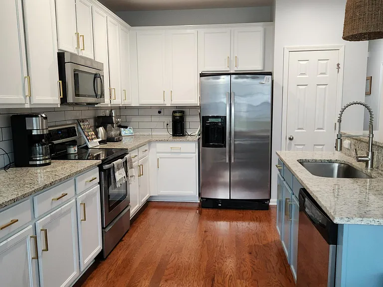 1216 Circle Oaks Dr — Photo 1