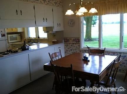 Kitchen with Dining Area w/large Windows
						:
						Casual Dining area with carpet and 6 window view, Large pantry and garage access