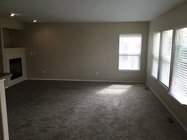3 bed, 2.5 bath, 2026 sqft, $3,105 — Photo 4
