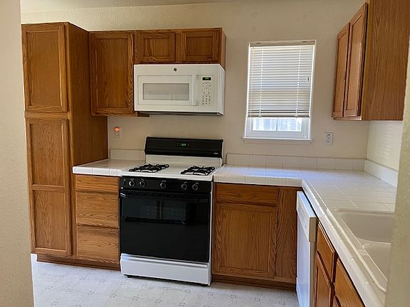 5th image of 517 Venezia Way