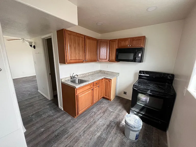 1608B N Washington Ave — Photo 2