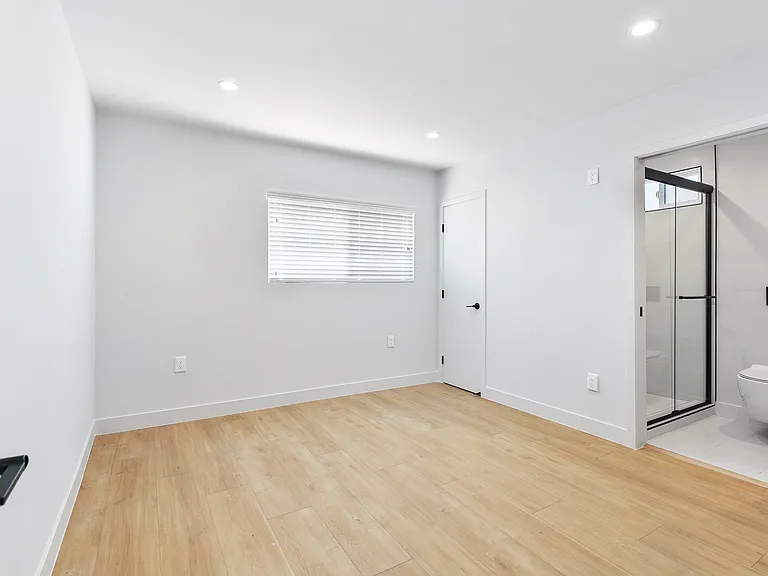 345 N Heliotrope Dr #A — Photo 11