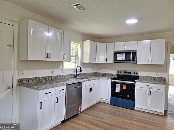 4th image of 401 Fairwoods Dr