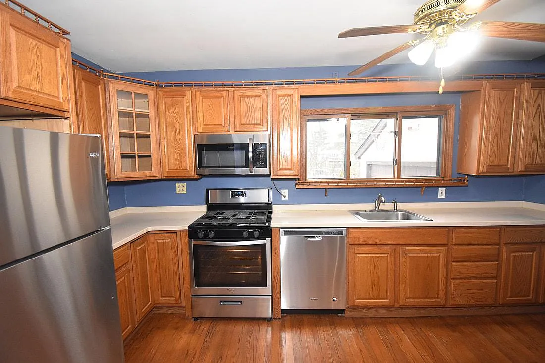 5 bed, 2256 sqft, $3,400 — Photo 3