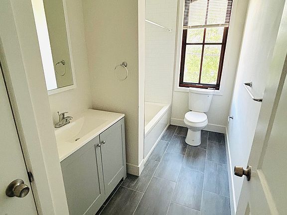 4th image of 1700 Christian St #1
