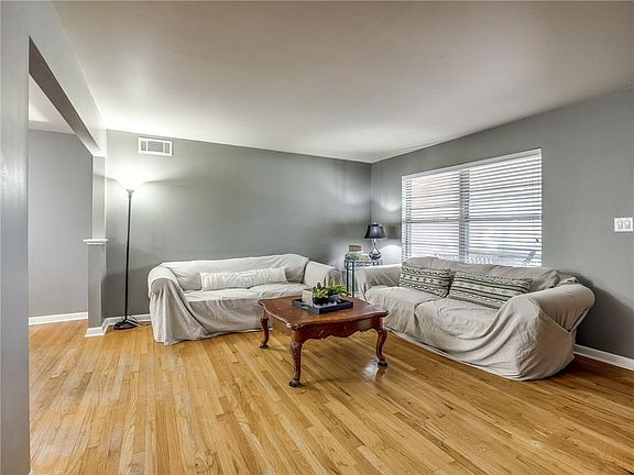4th image of 2720 Lakeside Dr