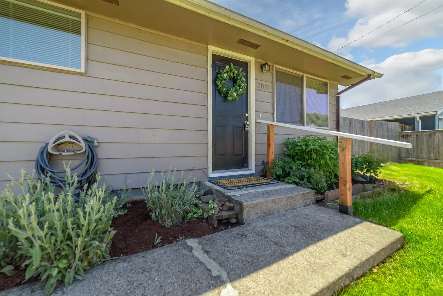3 bed, 975 sqft, $2,100 — Photo 2