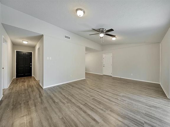 3rd image of 124 Honeysuckle Dr