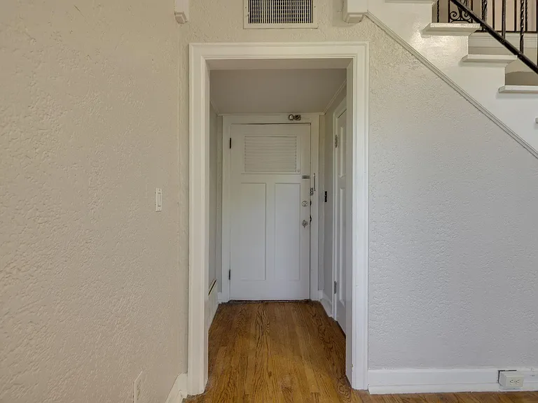 2516 N Hudson Ave #201 — Photo 16