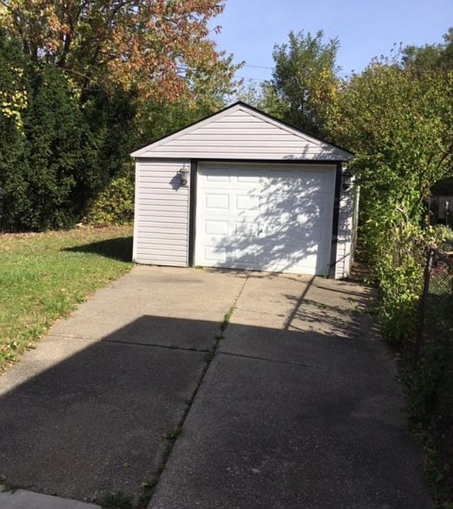 2nd image of 18779 Woodland St
