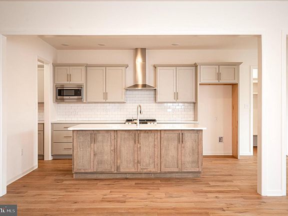 4th image of 1002 Jacks Place Gln