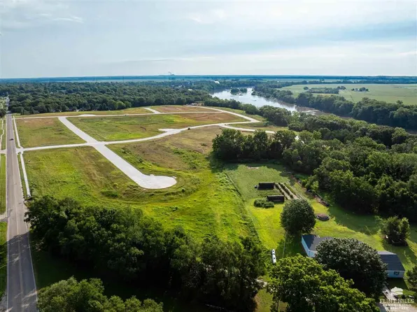 208 Sandbar Dr, Wamego, KS 66547