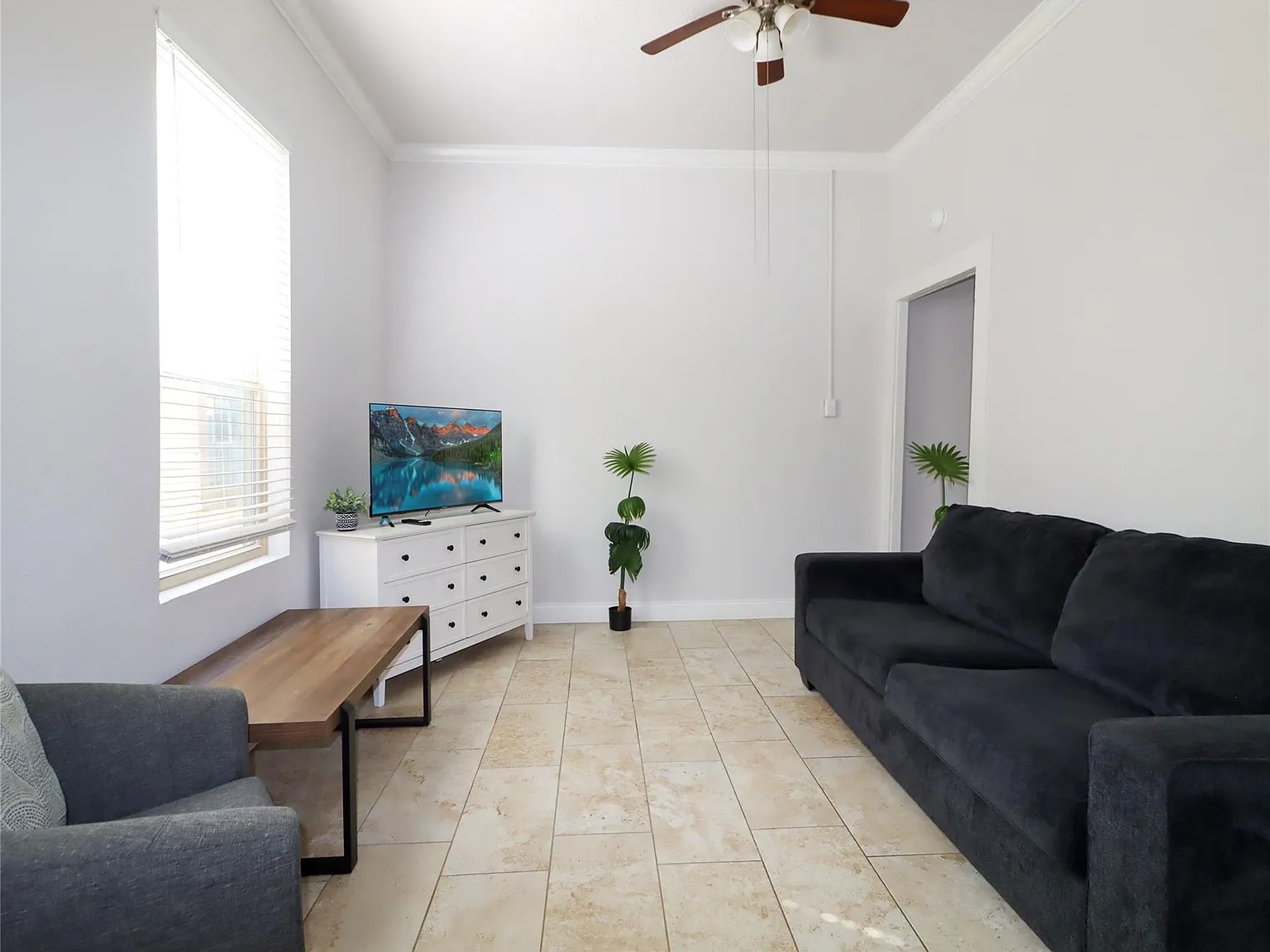 2 bed, 1.0 bath, 826 sqft, $1,550 — Photo 2