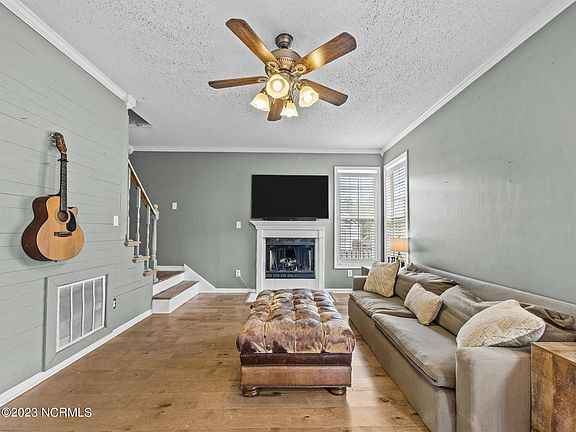 3rd image of 102 Daniel Ct