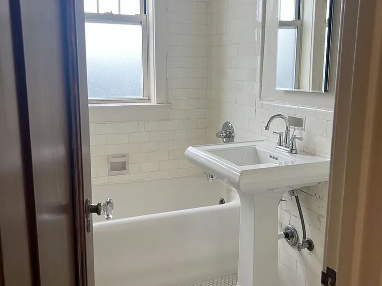 Mayflower Apartments — Photo 39